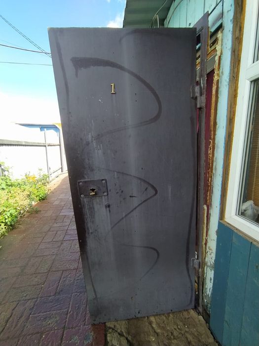 Продам металлическую дверь