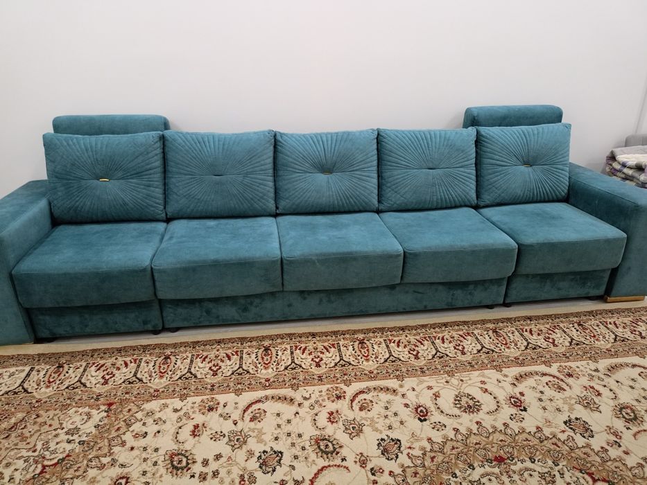 Продаём диван 4 метра. Торг имеется.