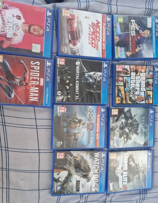 PlayStation 4 Standard 500GB + controller + 10 jocuri ( negociabil)