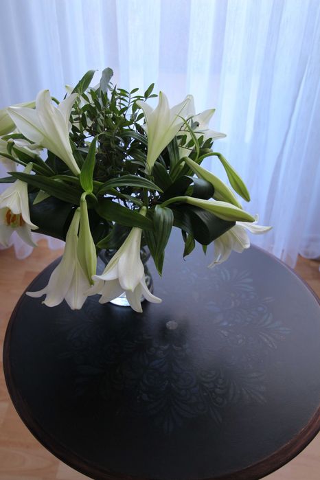 masuță elegantă, pe un picior, cu ornamente handmade