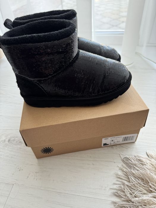 Vand cizme Ugg  cu paiete