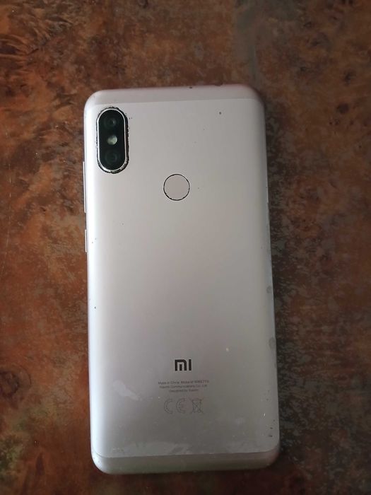 Telefon redmi 6 pro + korobka + chehol + amerikanskiy fleshka 8gbli