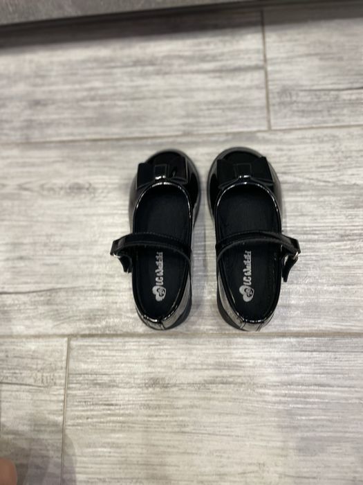 Черни лачени обувки