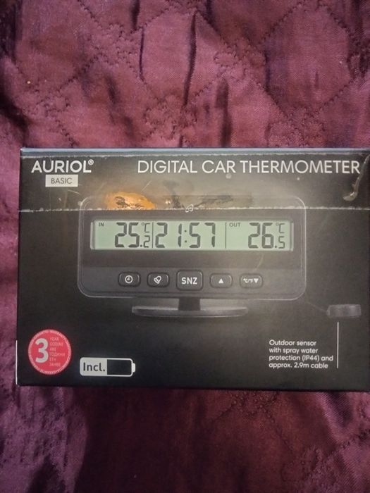 Авточасовник с термометър