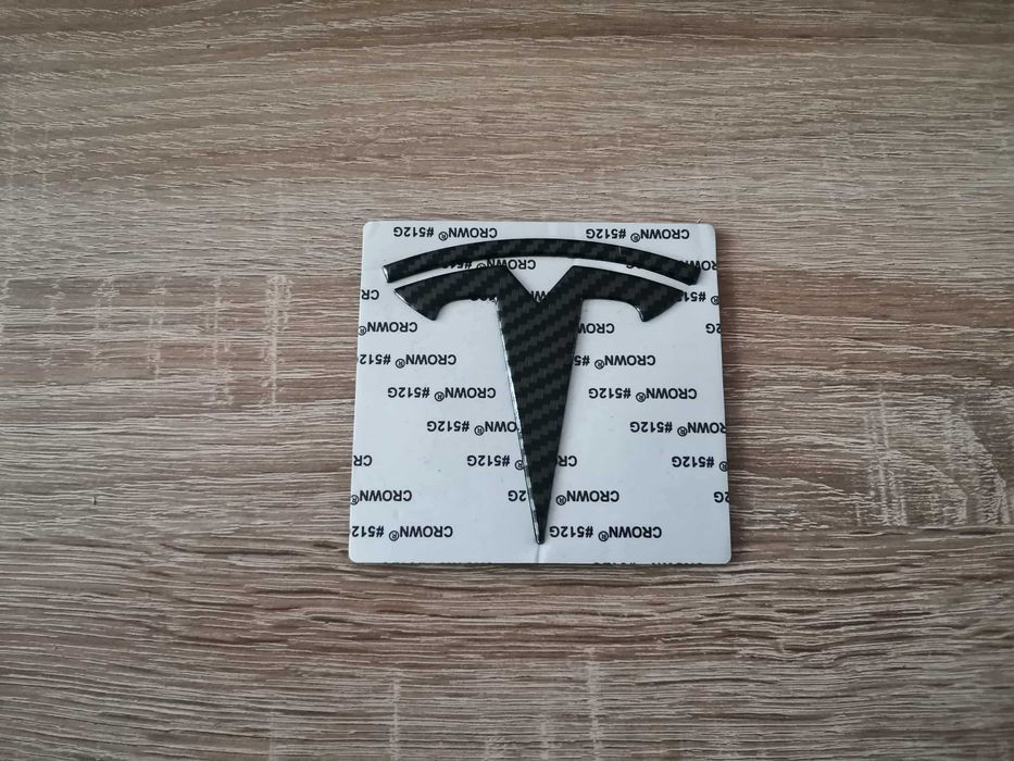 задно лого Tesla Model Y карбон