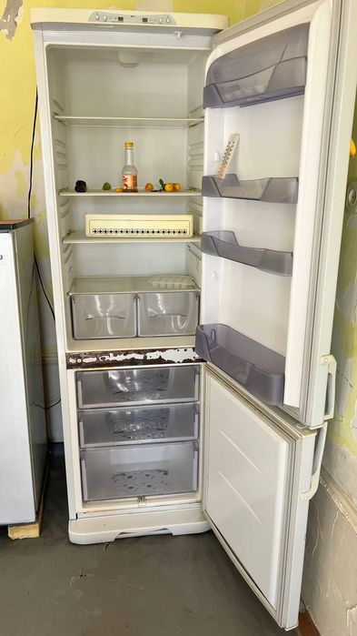 Двухкамерный холодильник Брюса