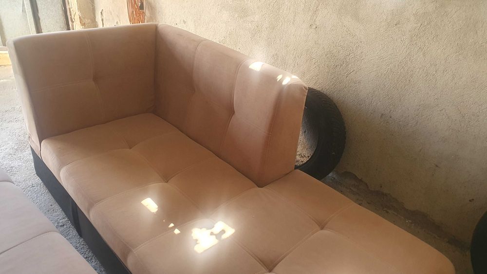 Продавам изключително запазен и масивен диван с лежанка