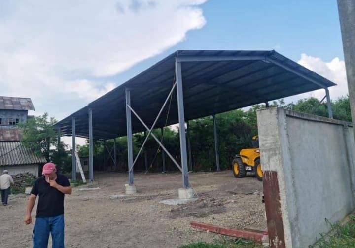 Vând hală metalică de pe stoc 10 m lățime cu 30 lungime cu tot cu montaj sau fără montaj Cum dorește clientul la super preț lucrăm fără avans