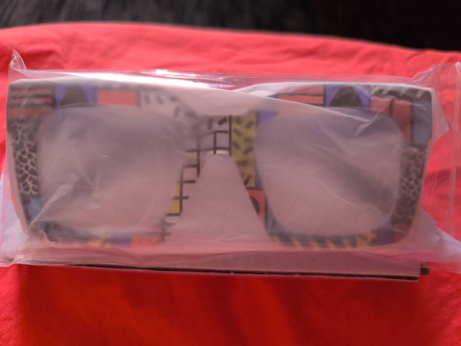 Очила с цветни рамки.