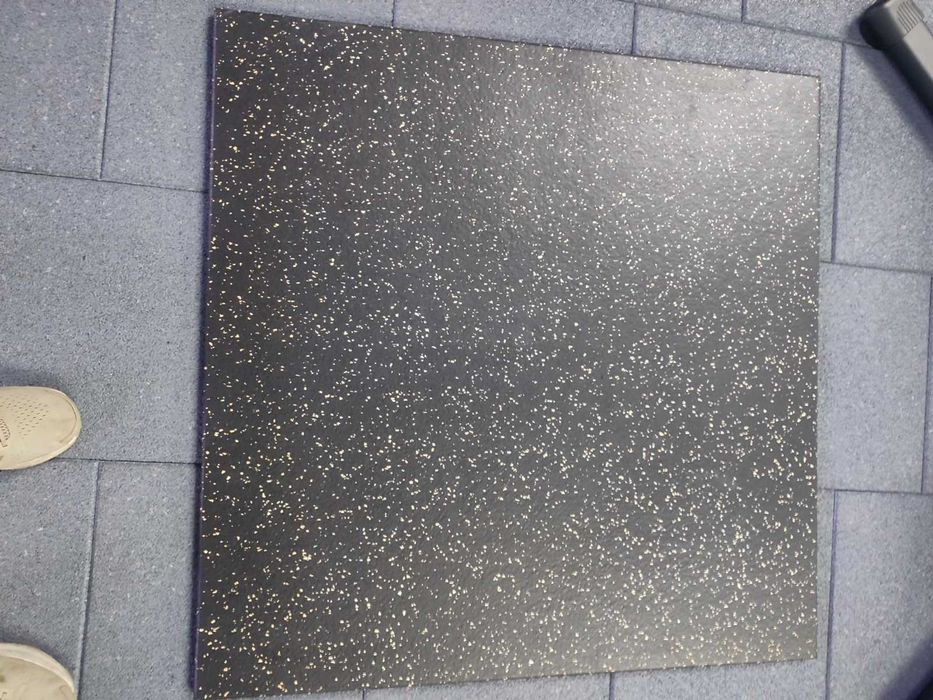 Професионална настилка за фирнес гумена гладка 
Не се рони 
Не мирише