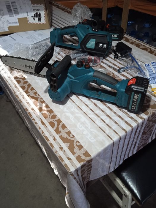 Drujbă cu acumulator, nouă în cutie.