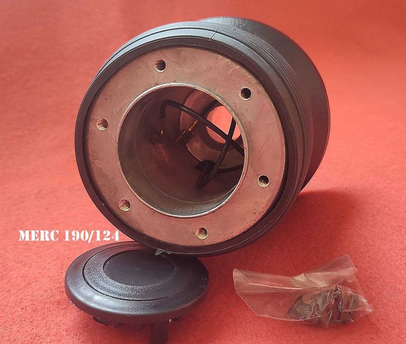 Фланец за монтаж на спортен волан на Мерцедес 190 и 124