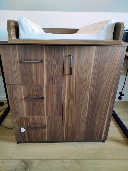 Comoda infasat cu saltea inclusa