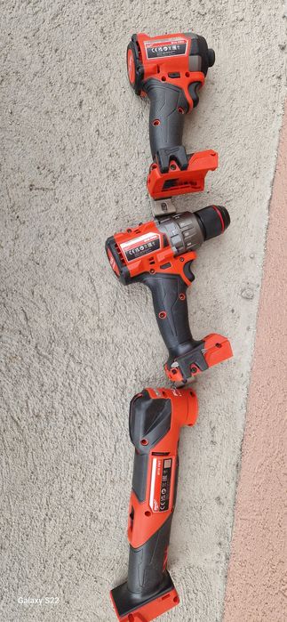 Milwaukee set pe acumulatori.