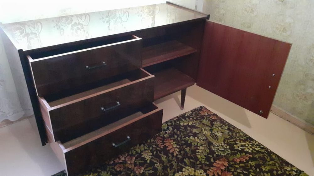 Тумбочка полированная