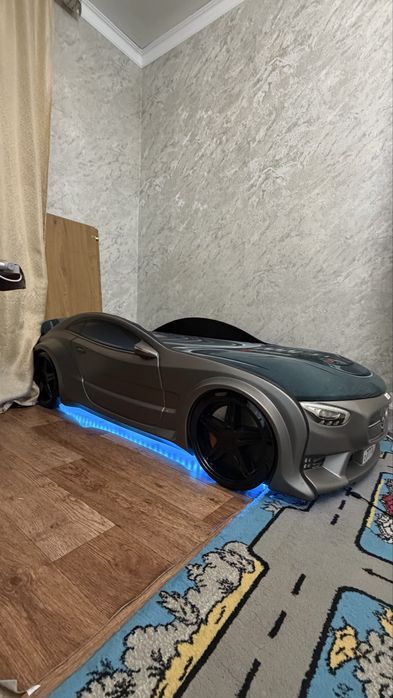 Детская кровать в виде машины