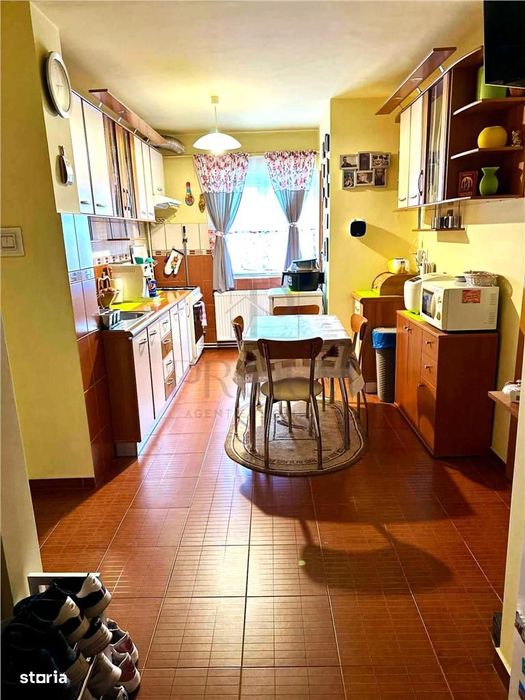 Dambovita - Etaj 3 Lift - 3 Camere - Decomandat - Centrala Proprie - B