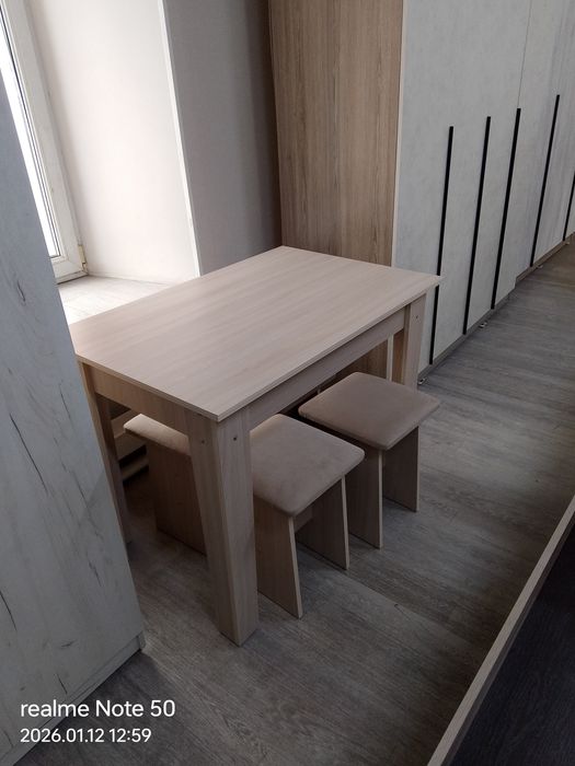 Комоды, стенки, столы с табуретками, кровати