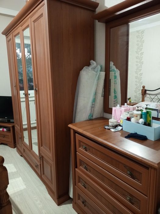 Продам шкаф плательный , комод с зеркалом.