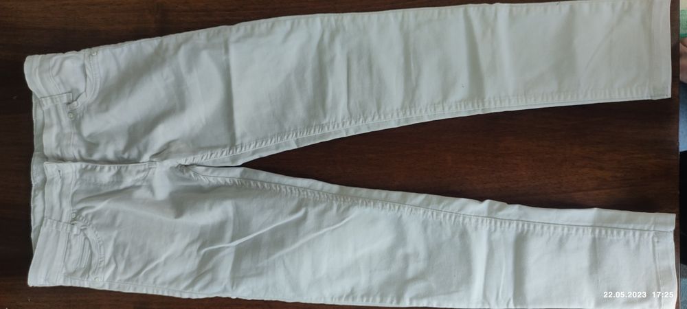 Белые летние джинсы.