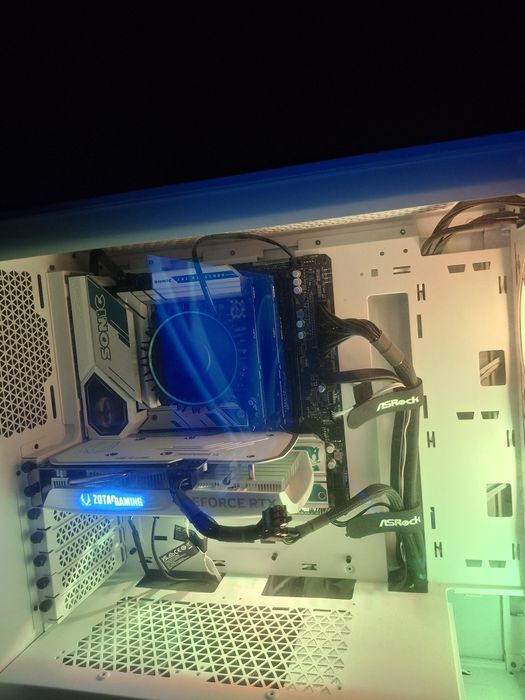 Pc gaming rtx 4060 în stare perfectă