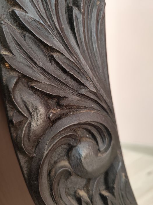 Овално огледало с дърворезба