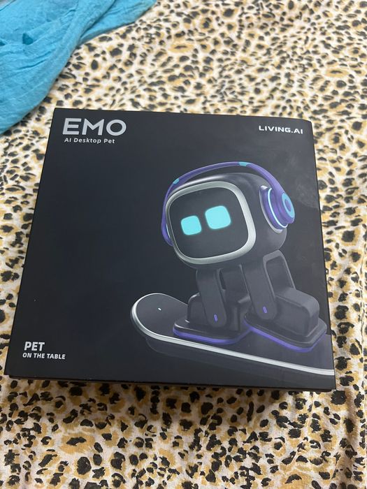 Robot EMO разговаривающий и танцующий!