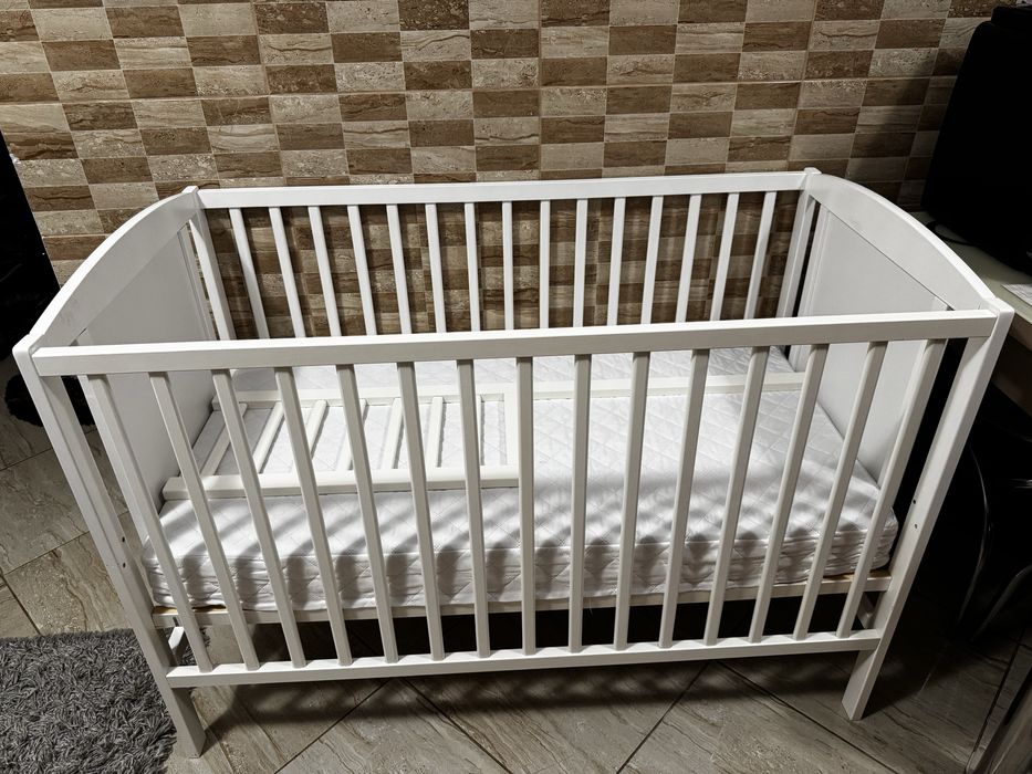 Vand patut bebe include(saltea de cocos si setul cu aparatori si cerceaf)