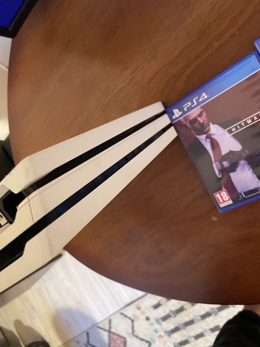 Vând PS4 Pro 1TB Urgent în stare foarte bună.