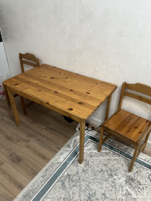 Стол и стулья кухонная