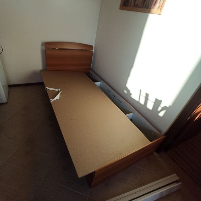 Единично легло с двустоанен матрак