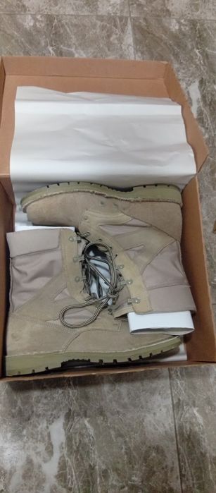 Ținuta și bocanci combat