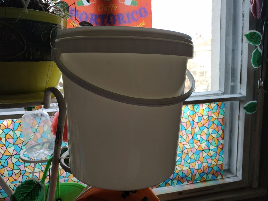 Кофа с капак. Пластмасова.