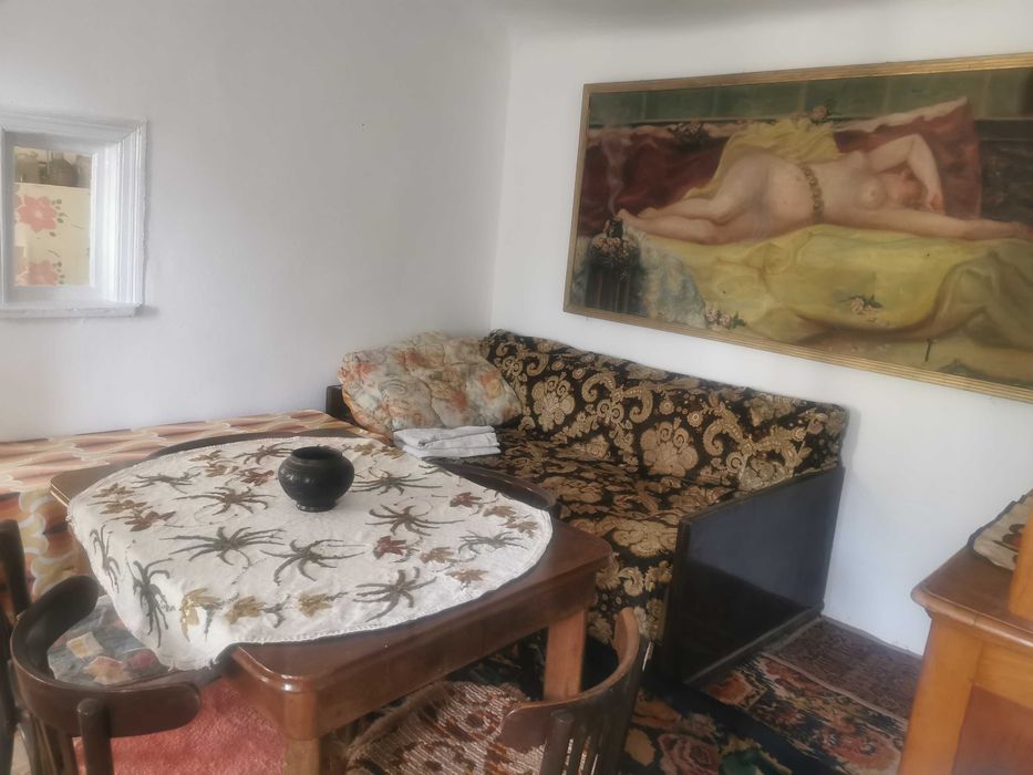 Casa bătrâneasca de vânzare la tara