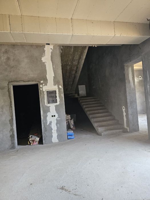 6 sotik 20*30 14 xona 2 etaj mansarda xam bor