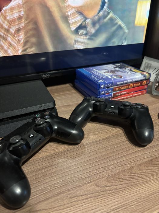 Продаю PlayStation 4 два джойстика