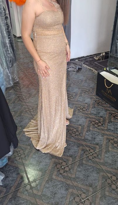 Златиста дълга рокля