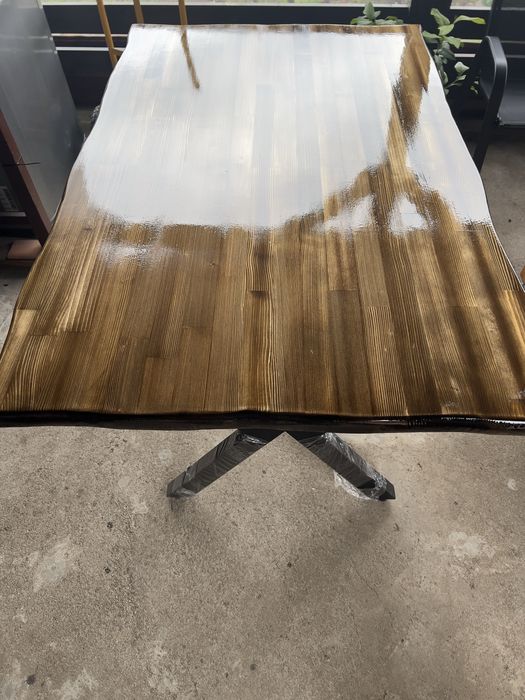 Трапезна маса от естествен материал