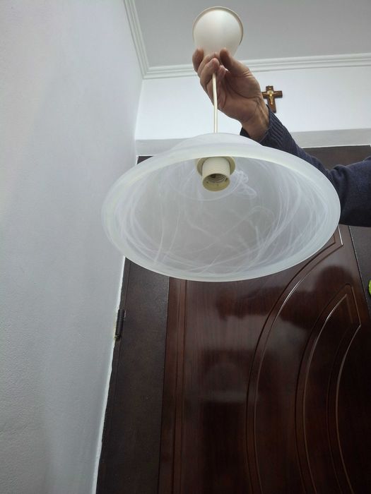Lampa suspendabila cu abajur din sticla