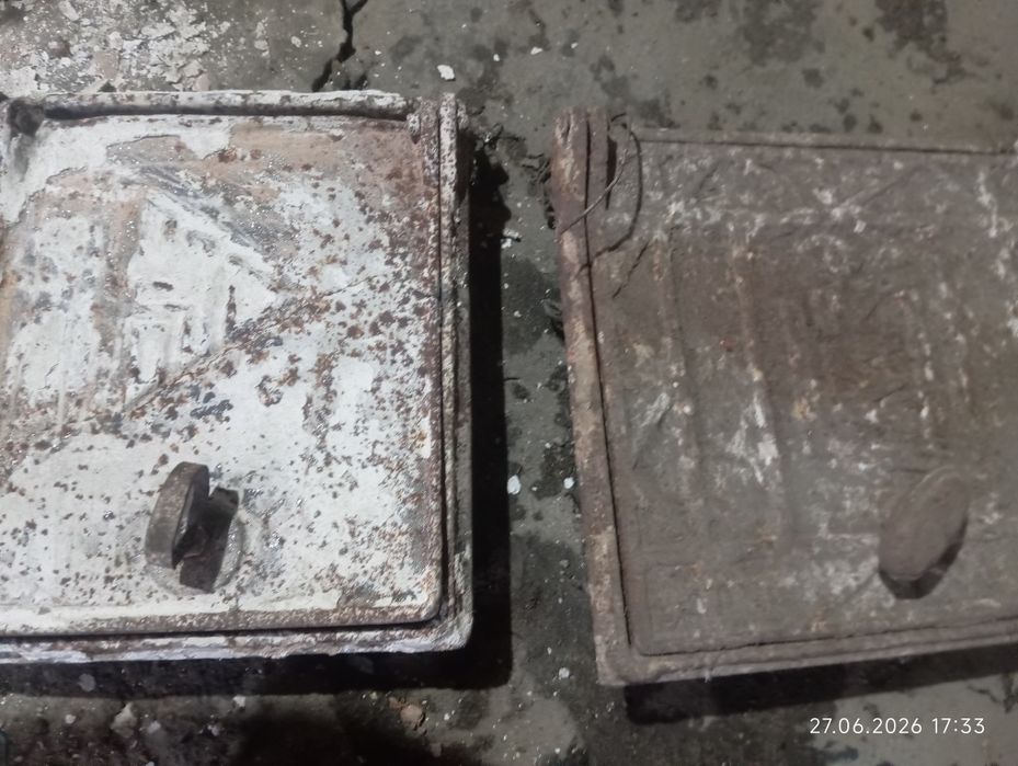 продам чугунные дверцы на печку,канистры