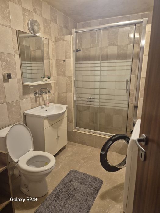 Închiriez apartament!