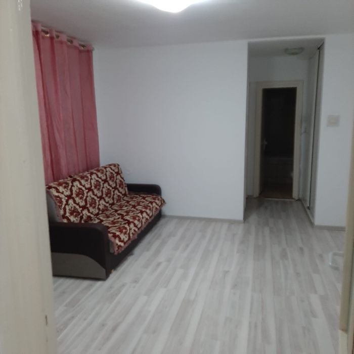 Inchiriez apartament cu 3 camere-Central