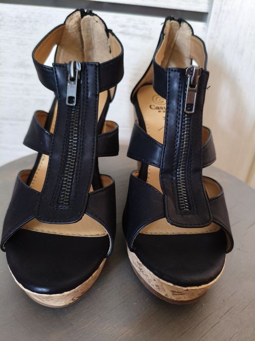 Стильные босоножки на танкетке