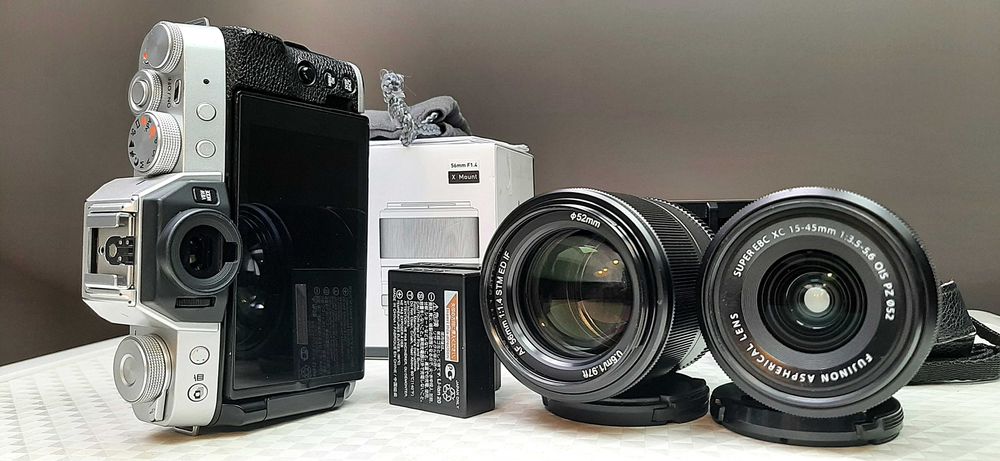 FUJIFILM X-T200 с обективи Fujifilm Fujinon XC 15-45mm f/3.5-5.6 OIS PZ,  Viltrox 56mm F/1.4 XF за Fujifilm X