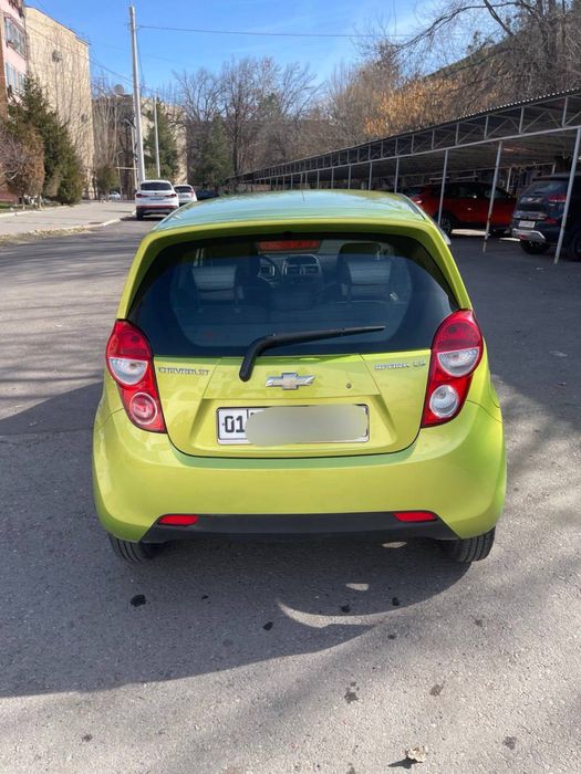 Автомобиль марки Спарк отечественного производства салатого цвета с п