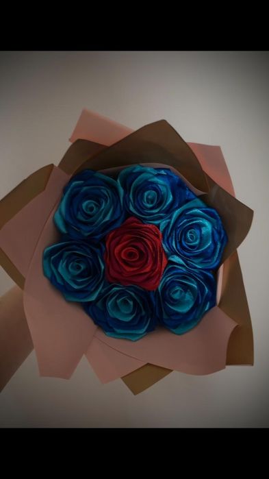 Buchete de trandafiri din satin – cadoul perfect de 1 și 8 Martie