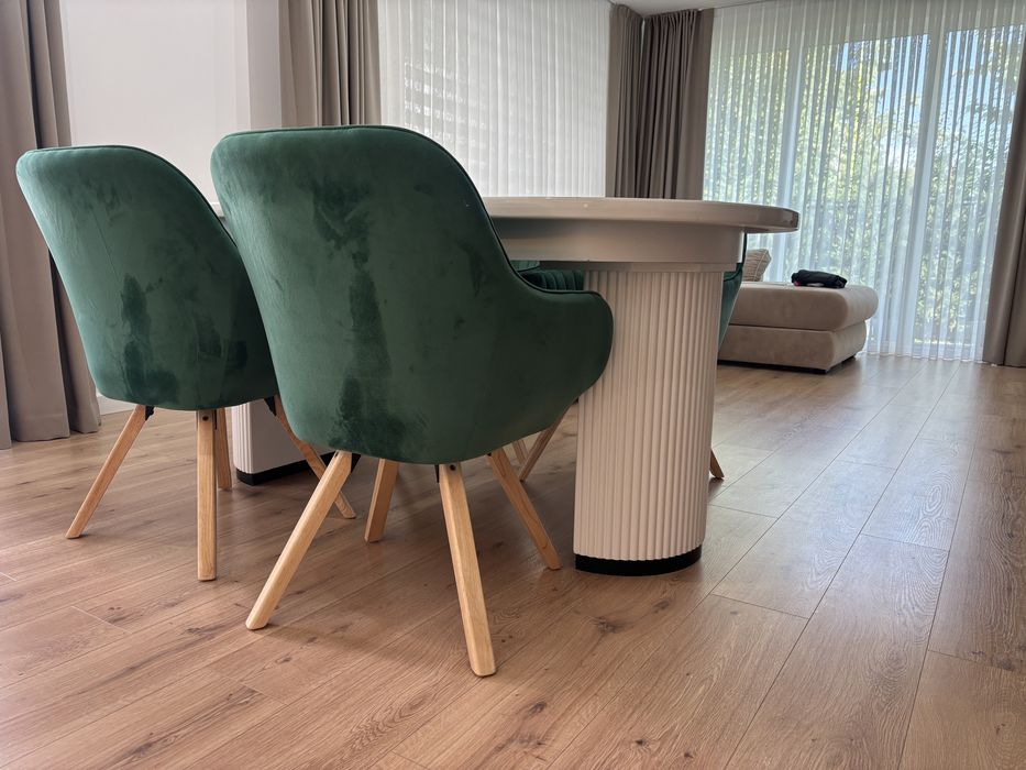 Masa de dining extensibila ovala si 4 scaune