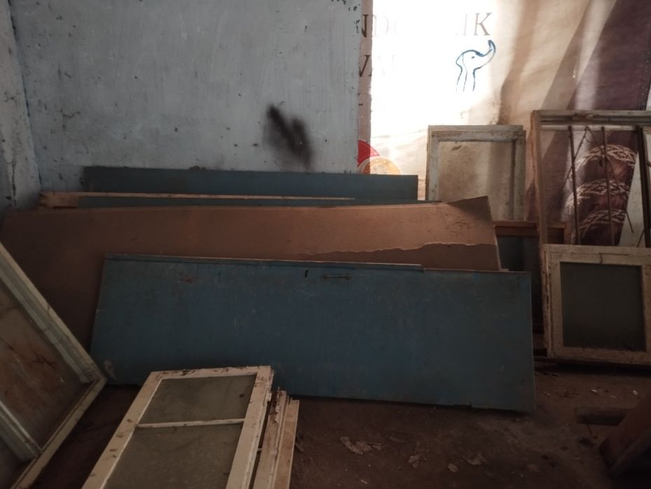 Temir va yogʻoch eshik derazalar