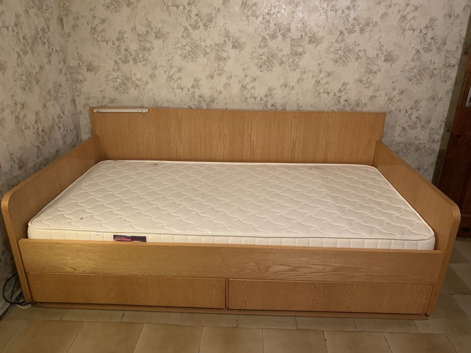 Легло с матрак и чекмеджета
