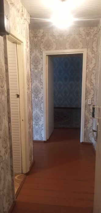 Продам спутник2 1ком 2этаж 2этажки в доль линия метро в деревянном дом